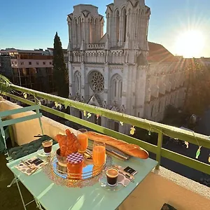 https://studio-sur-lavenue-jean-medecin.fr-provencehotel.com